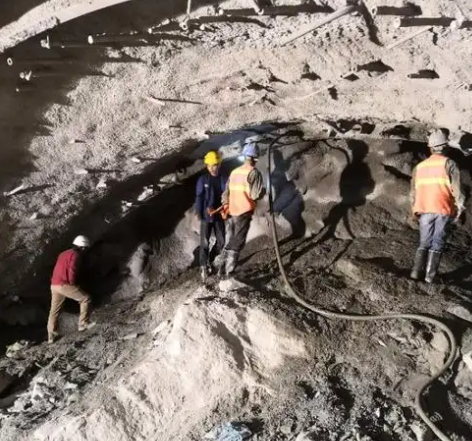 融安拱顶带模注浆料的施工流程及注意事项